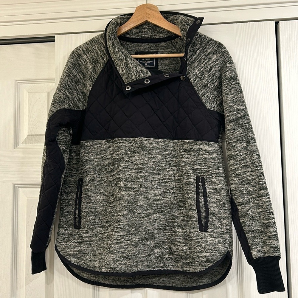 Abercrombie & Fitch Asymmetric Fleece Pullover‎